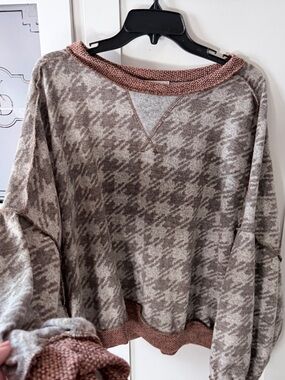 Cozy Houndstooth Crewneck Sweater - Taupe & Brown